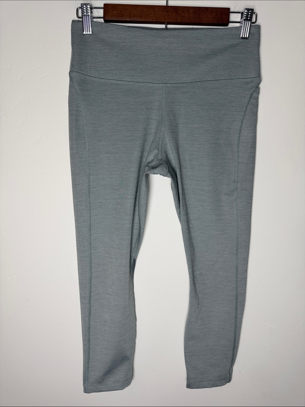Nike women’s M dri-fit High-Waist Performance Leggings Gray pocket zipper gym